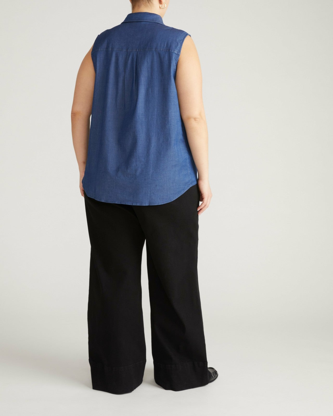 Universal Standard Perfect Tencel Chambray Sleeveless Shirt - Midnight Blue