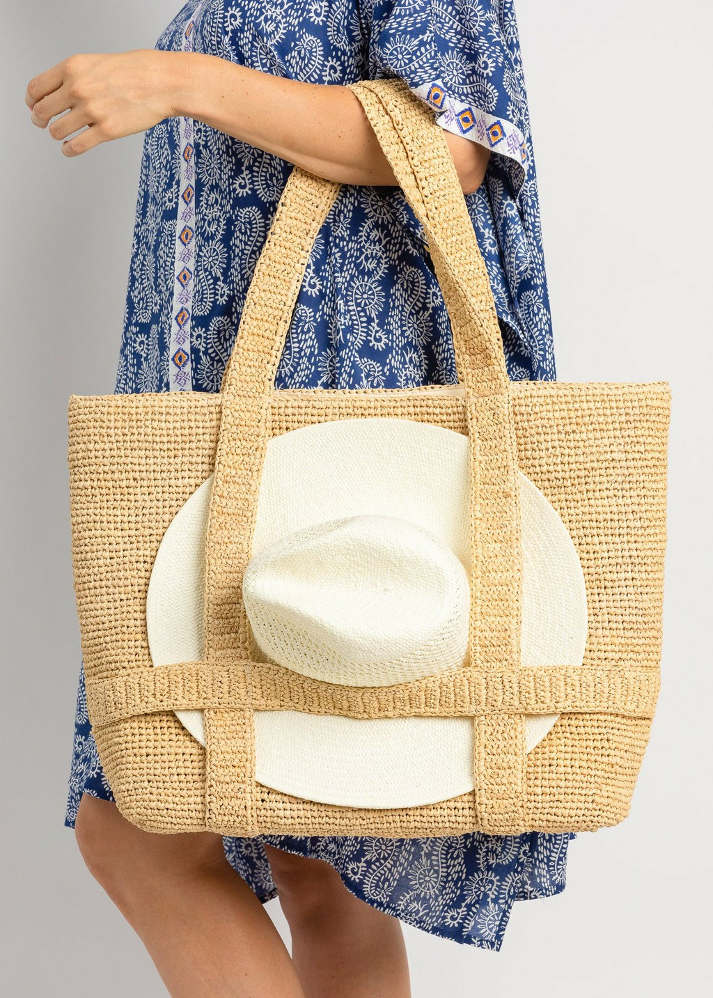 Universal Standard Hat Attack Straw Traveler Bag