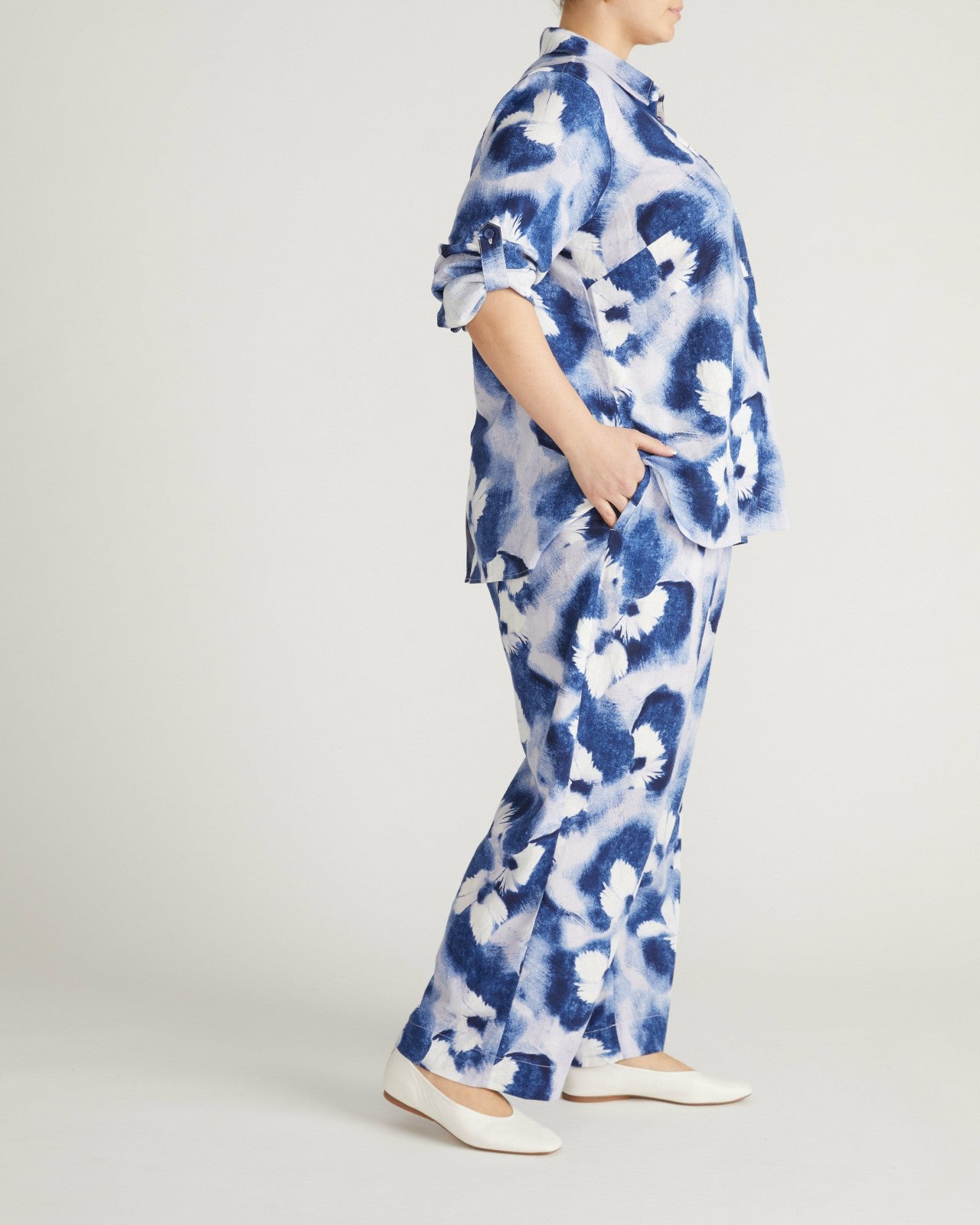 Universal Standard Iris Linen Blend Easy Pull-On Pants - Blue Pressed Flower Print