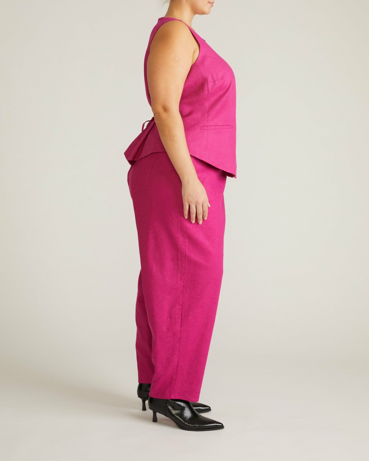 Universal Standard Tamsin Stretch Linen Blend Vest - Hyper Pink