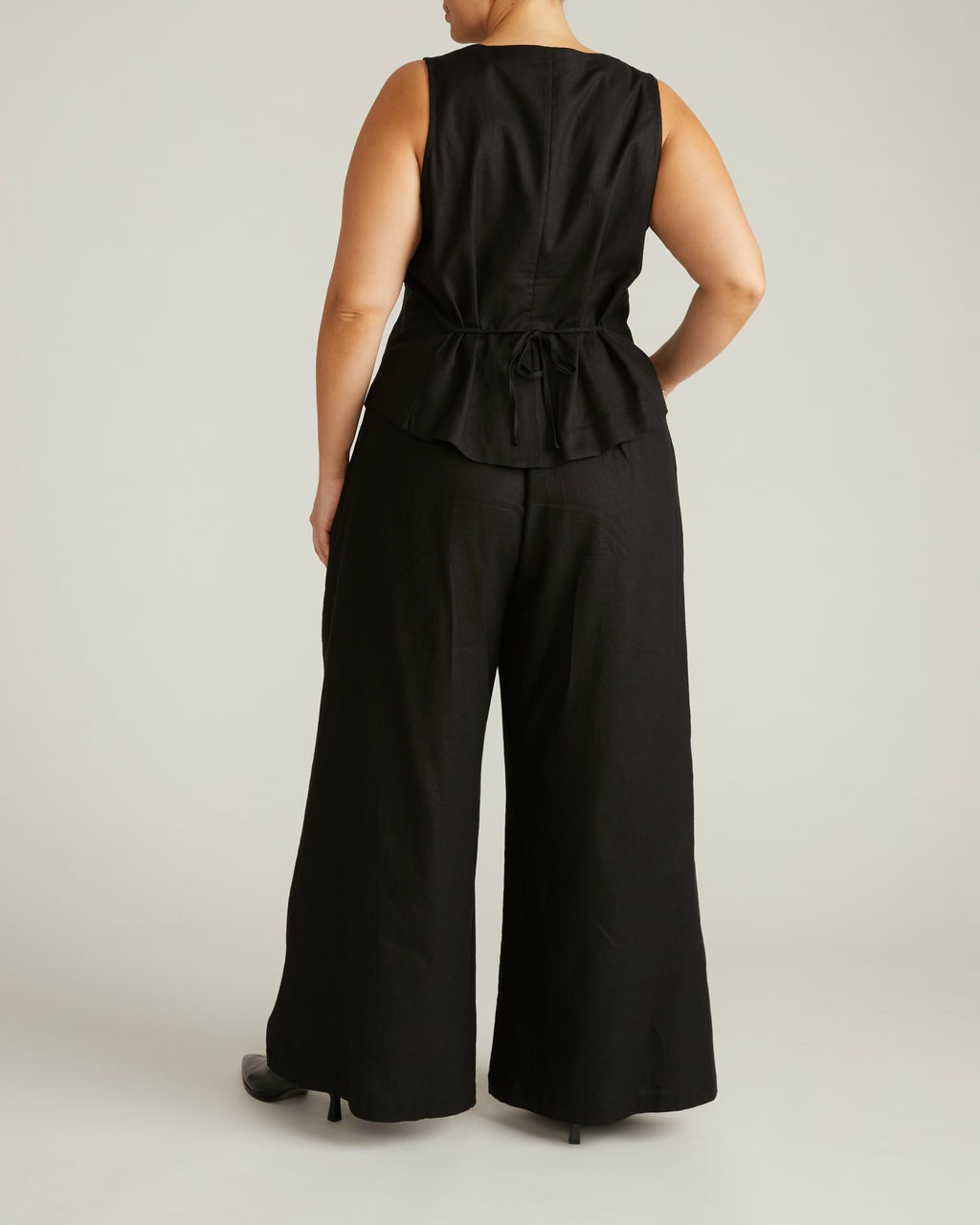 Universal Standard Tamsin Stretch Linen Blend Vest - Black