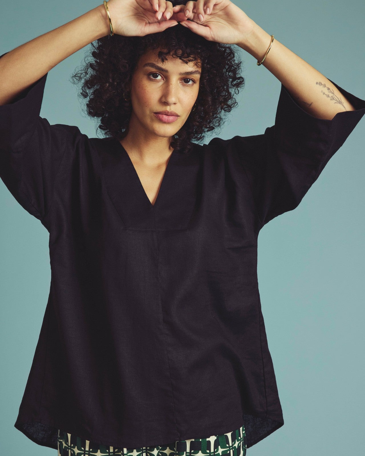 Universal Standard Elio V-Neck Linen Blend Top - Black