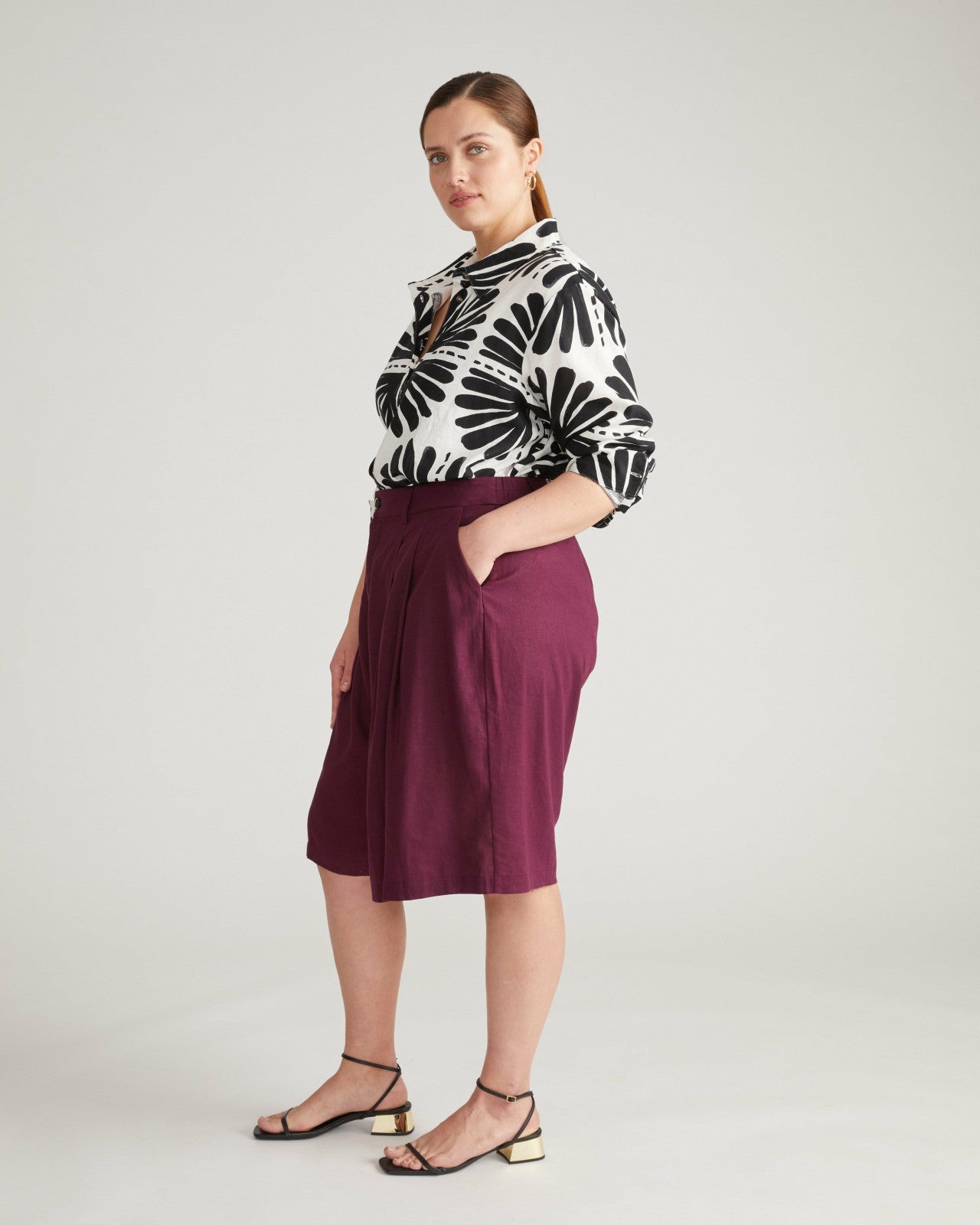 Universal Standard Seaport Tailored Linen Blend Short - Acai