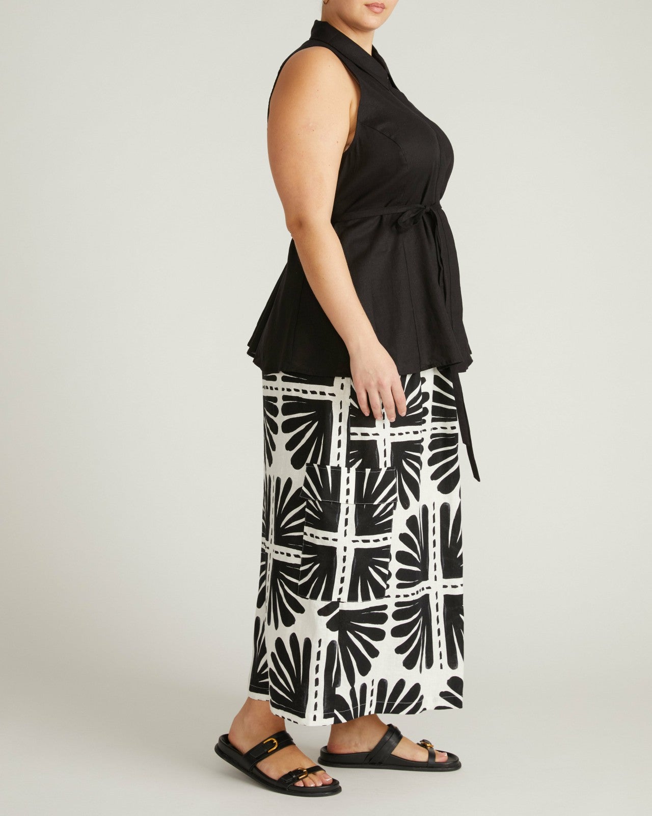 Universal Standard Adelaide Sleeveless Linen Blend Shirt - Black